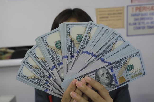 Lihat Rincian Harga Jual Dollar Amerika Hari Ini Terbaru 