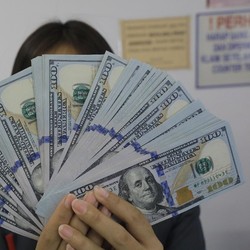 Rupiah Ditutup Melemah, Dolar Naik Tipis Jadi Rp15.860