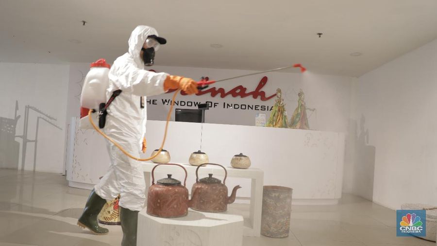 Petugas dari Palang Merah Indonesia (PMI) Jakarta Kota menyemprotkan cairan disinfektan di gedung Sarinah, Jakarta, Selasa (17/3/2020). PMI Jakarta Kota terus berupaya melakukan penyemprotan disinfektan guna pencegahan penyebaran virus Covid-19 korona. (CNBC Indonesia/Tri Susilo)