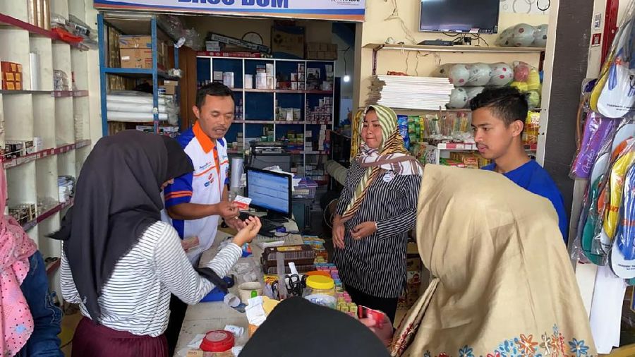 Nardi pun menjadi contoh salah satu nasabah UMKM BRI yang berhasil “naik kelas”. Sejak tahun 2016, Nardi memutuskan untuk menjadi Agen BRILink dan kini rata rata transaksinya mencapai 100 transaksi per hari. (Dok.BRI   )