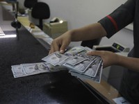 Dolar Dekati Rp 17.000: Eksportir Kegirangan, Tapi...