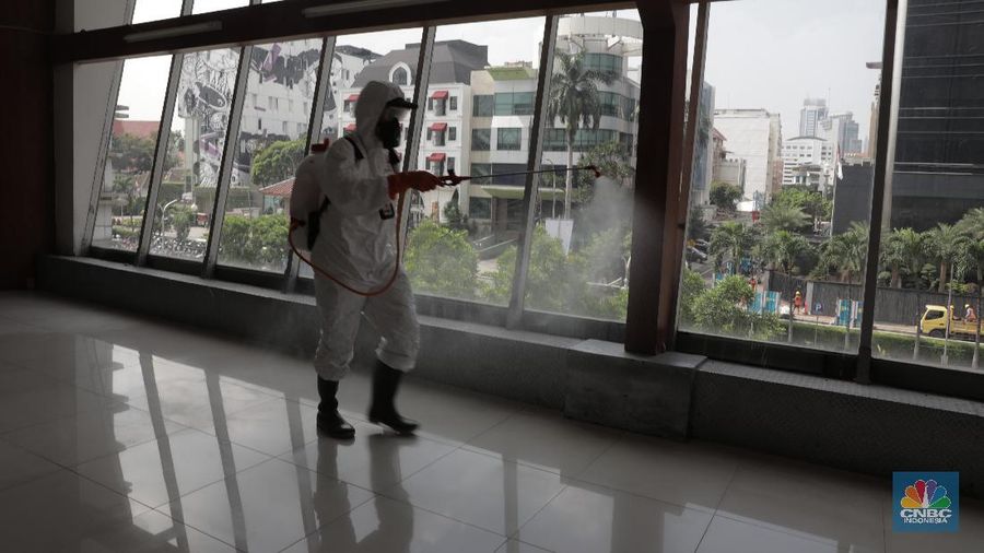 Petugas dari Palang Merah Indonesia (PMI) Jakarta Kota menyemprotkan cairan disinfektan di gedung Sarinah, Jakarta, Selasa (17/3/2020). PMI Jakarta Kota terus berupaya melakukan penyemprotan disinfektan guna pencegahan penyebaran virus Covid-19 korona. (CNBC Indonesia/Tri Susilo)