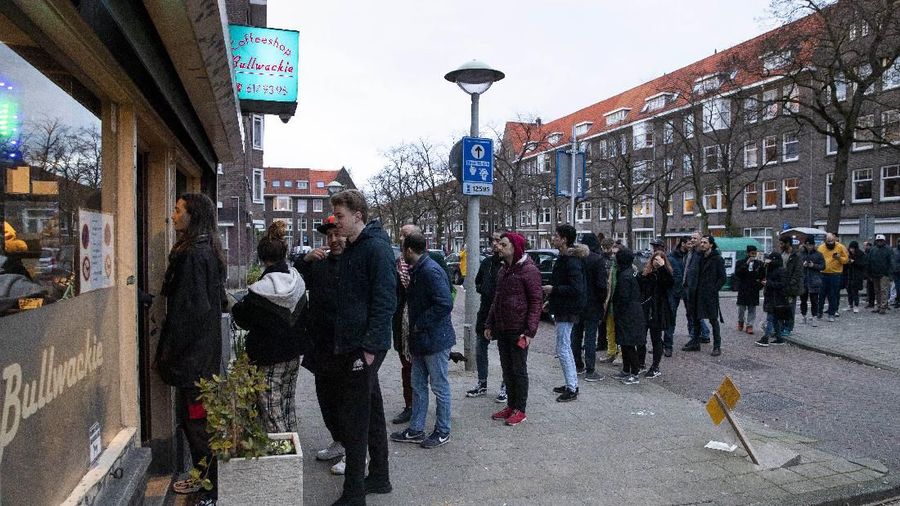Di tengah masyarakat yang panik terhadap penyebaran virus Corona dan lockdown, sejumlah warga di Belanda rela mengantre membeli ganja.