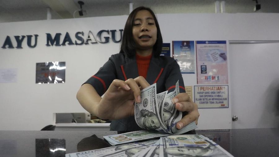 Bank Indonesia (BI) meyakinkan akan terus berada di pasar untuk menstabilkan nilai tukar rupiah.