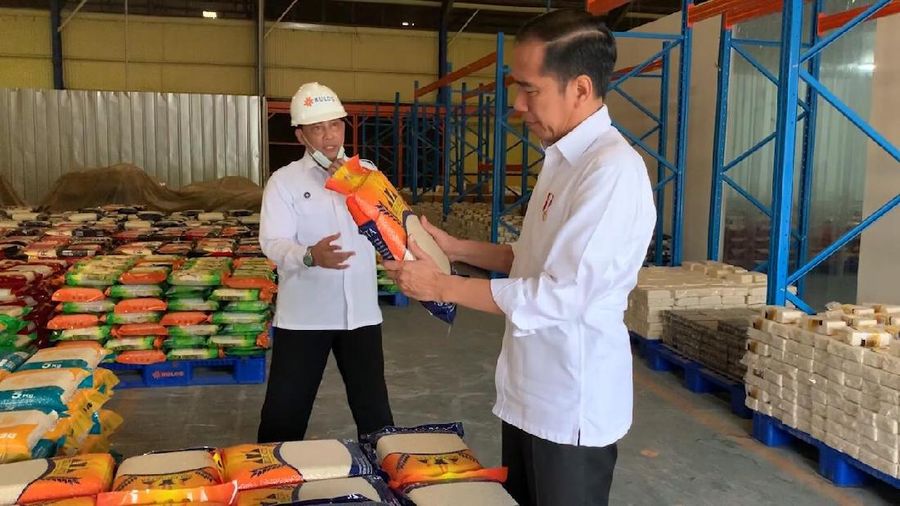 Presiden Tinjau Gudang Bulog Cek Ketersediaan Pangan. Foto: Biro Pers, Media dan Informasi Sekretariat Presiden