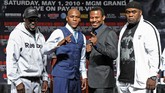 Saat ayah Mayweather bebas dari penjara, posisi Roger sempat digantikan oleh ayah Mayweather di 1998. Namun Mayweather kemudian memilih tetap dilatih oleh Roger dua tahun berselang. (Ethan Miller/Getty Images/AFP)