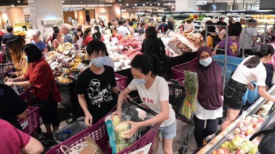 Malaysia mengumumkan lockdown sejak hari ini. Warga pun jadi 'panic buying' memadati pusat perbelanjaan.
