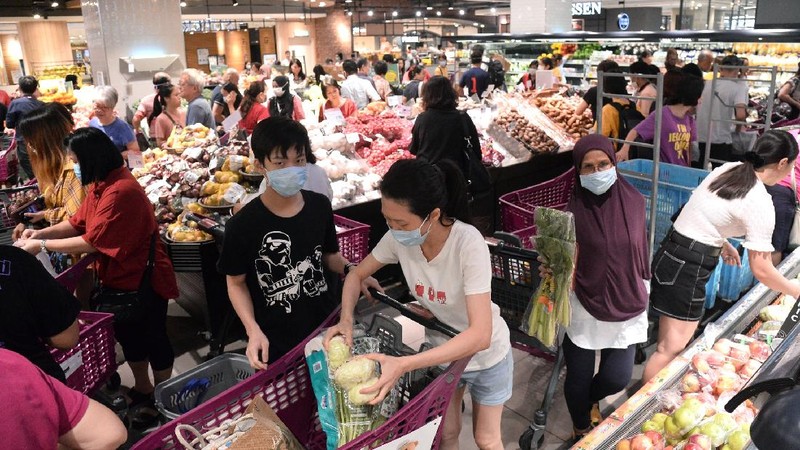Malaysia mengumumkan lockdown sejak hari ini. Warga pun jadi 'panic buying' memadati pusat perbelanjaan.