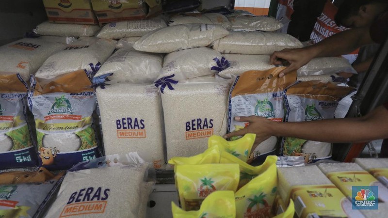 Dalam rangka oprasi pasar Budi Waseso melakukan Oprasi Pangan Stok Pasar di lima titik pasar.
