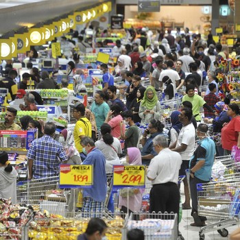 Lockdown Bikin Panic Buying, Warga Malaysia Serbu Supermarket