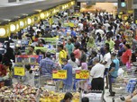 Lockdown Bikin Panic Buying, Warga Malaysia Serbu Supermarket