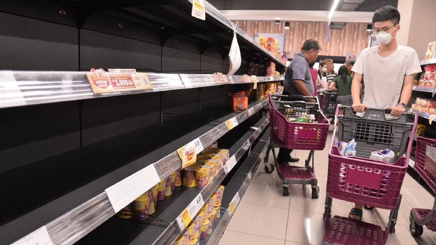 Malaysia mengumumkan lockdown sejak hari ini. Warga pun jadi 'panic buying' memadati pusat perbelanjaan.