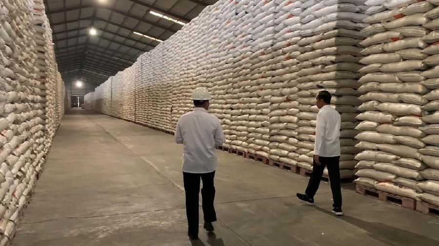 Presiden Tinjau Gudang Bulog Cek Ketersediaan Pangan. Foto: Biro Pers, Media dan Informasi Sekretariat Presiden