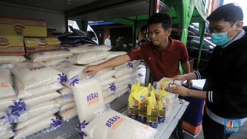 Dalam rangka oprasi pasar Budi Waseso melakukan Oprasi Pangan Stok Pasar di lima titik pasar.
