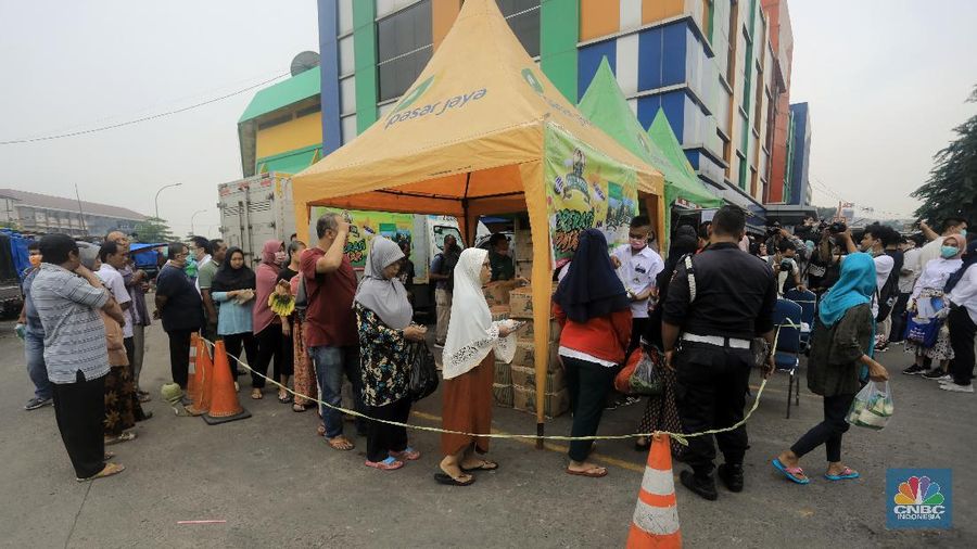 Dalam rangka oprasi pasar Budi Waseso melakukan Oprasi Pangan Stok Pasar di lima titik pasar.