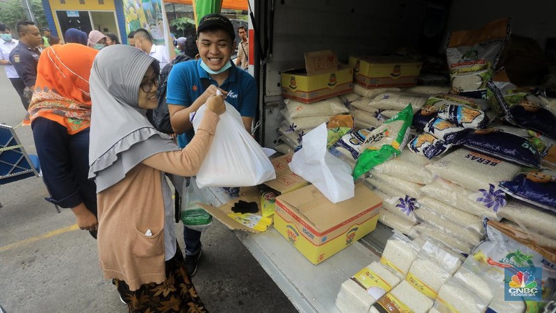 Dalam rangka oprasi pasar Budi Waseso melakukan Oprasi Pangan Stok Pasar di lima titik pasar.