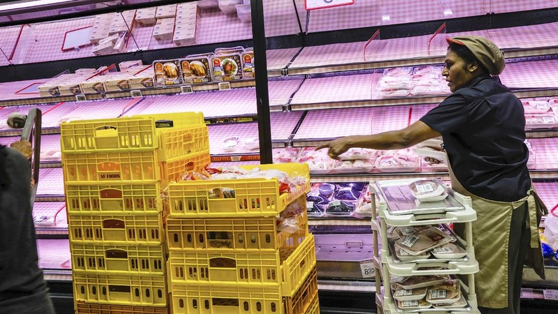 Malaysia mengumumkan lockdown sejak hari ini. Warga pun jadi 'panic buying' memadati pusat perbelanjaan.