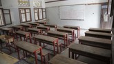 Di masa libur tersebut, petugas kesehatan mendatangi setiap sekolah untuk melakukan pembersihan dengan desinfektan. (AP Photo/Hani Mohammed)