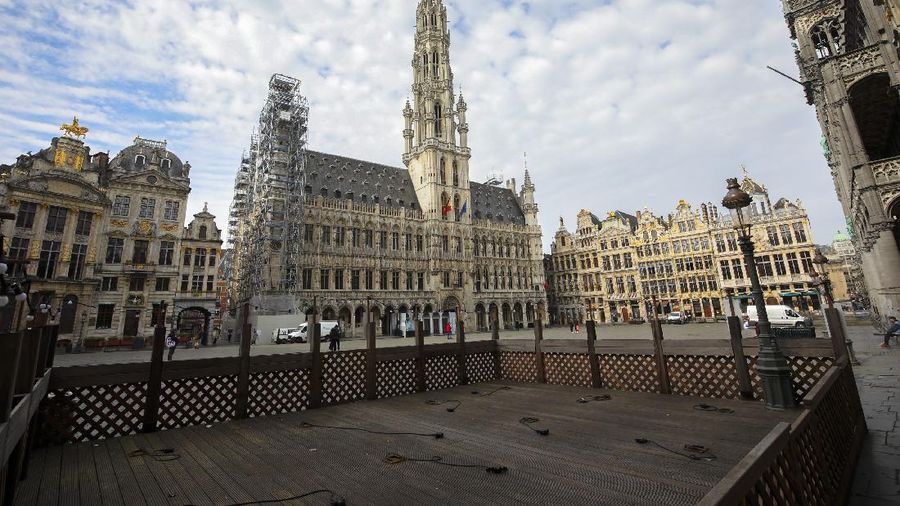 Belgium putuskan untuk melakukan lockdown demi menghentikan penyebaran virus Corona. (AP/Olivier Matthys)