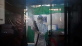 Presiden Rumah Sakit Kim Sang-il mengatakan inovasi ini dianggap lebih mudah untuk disemprotkan disinfektan dan lebih aman untuk pengujian. (Photo by Ed JONES / AFP)