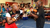 Roger Mayweather bersama Jeff Mayweather punya peran besar di balik keberhasilan Floyd Mayweather jadi legenda tinju. (Ethan Miller/Getty Images/AFP)