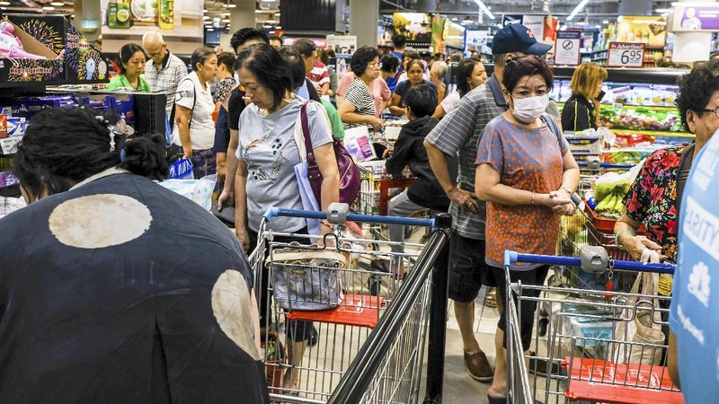 Malaysia mengumumkan lockdown sejak hari ini. Warga pun jadi 'panic buying' memadati pusat perbelanjaan.