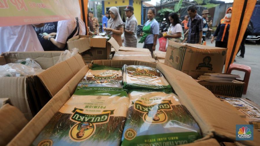 Alih-alih stabil, harga sembako kian merangkak naik, bahkan diprediksi belum akan berhenti.