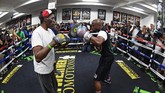 Floyd Mayweather sukses mengakhiri karier tinju dengan catatan tak terkalahkan, termasuk kemenangan angka mutlak lawan Manny Pacquiao.(Ethan Miller/Getty Images/AFP)