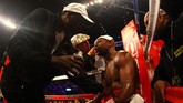 Floyd Mayweather menyebut Roger Mayweather sebagai sosok yang memberikan pelajaran pada banyak hal, baik di dalam maupun di luar ring. (Al Bello/Getty Images/AFP)