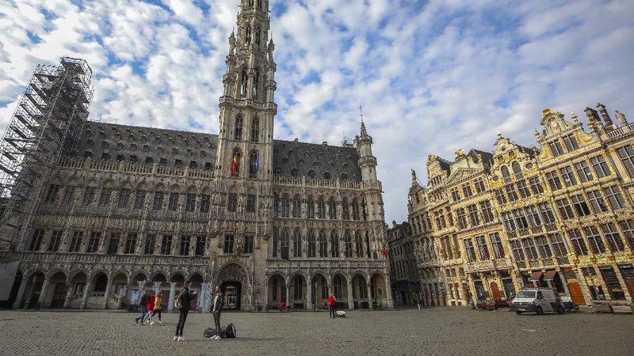 Belgium putuskan untuk melakukan lockdown demi menghentikan penyebaran virus Corona. (AP/Olivier Matthys)