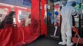 Pasien bisa datang dan masuk ke dalam salah satu dari empat bilik untuk berkonsultasi dengan petugas profesional. (Photo by Ed JONES / AFP)