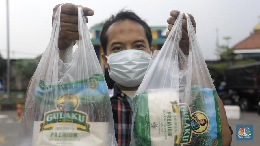Warga memgantri membeli sembako saat operasi pasar di PD. Pasar Jaya Pasar Kramat Jati, Jakarta Timur. (CNBC Indonesia/Andrean Kristianto)