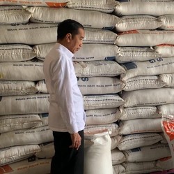 Jokowi Diam-Diam ke Gudang Bulog, Ngapain Ya?
