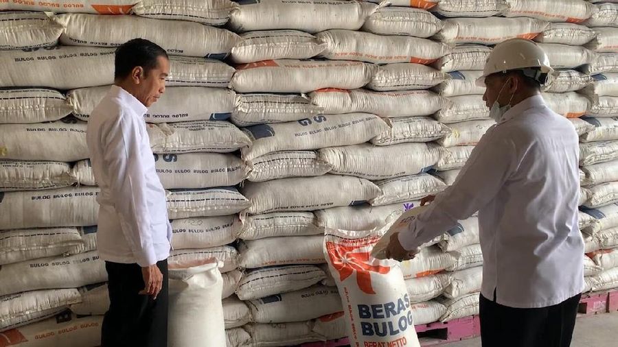 Jokowi secara mendadak meninjau gudang milik Bulog di Kelapa Gading, Jakarta Utara, Rabu (18/3/2020).