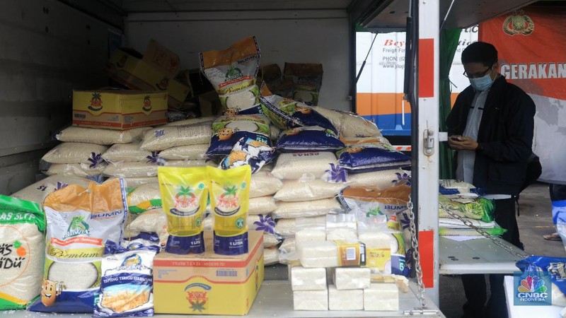 Dalam rangka oprasi pasar Budi Waseso melakukan Oprasi Pangan Stok Pasar di lima titik pasar.