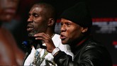 Roger Mayweather punya karier di dunia tinju yang cukup hebat. Ia berhasil jadi juara dunia di dua kelas yang berbeda. (Al Bello/Getty Images/AFP)