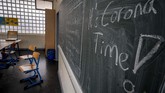 Sebagai gantinya, para pelajar melakukan pembelajaran secara daring atau membuat karya seni bersama orang tua. (AP Photo/Michael Probst)