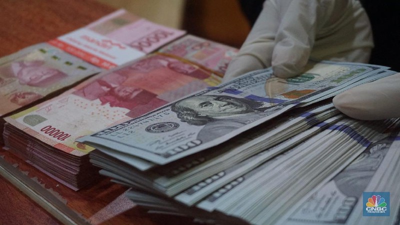 Rupiah melemah 1,32% dari dolar AS dibandingkan penutupan perdagangan kemarin. Ini terlemah sejak krisis 1998 ketika rupiah mencapai 16.800/US$.