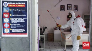 Cegah Corona, Polisi Semprotkan Disinfektan di Cimahi-Cianjur