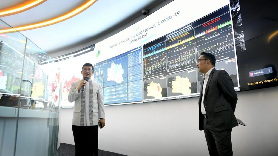 Gubernur Jawa Barat (Jabar) Ridwan Kamil bersama ulama Jabar Abdullah Gymnastiar --yang akrab disapa Aa Gym-- saat mengunjungi Jabar Command Center (JCC) di Gedung Sate, Kota Bandung, Kamis (19/3/20). (Yogi/Humas Jabar)
