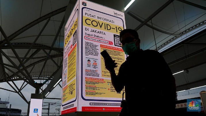 PeduliLindungi Eror, Antrean di MRT Lebak Bulus Mengular! Pengunjung MRT duduk di bangku yang telah diberi stiker panduan jarak