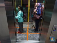 Ternyata Ini 4 Alasan Selalu Ada Cermin Kaca di Dalam Lift