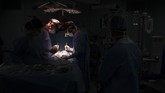 Dokter jantung asal Memphis, Tennessee, itu harus bekerja di Libya di bawah kondisi dan fasilitas yang serba pas-pasan. Dia ditemani oleh 20 relawan yang terdiri dari dokter jantung, ahli bedah, perawat sampai ahli anastesi. (AP Photo/Felipe Dana)