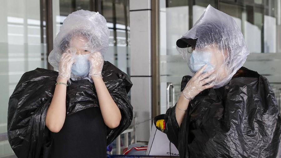 Supermarket, apotik, klinik kesehatan, bank dan layanan dasar lain tetap buka.