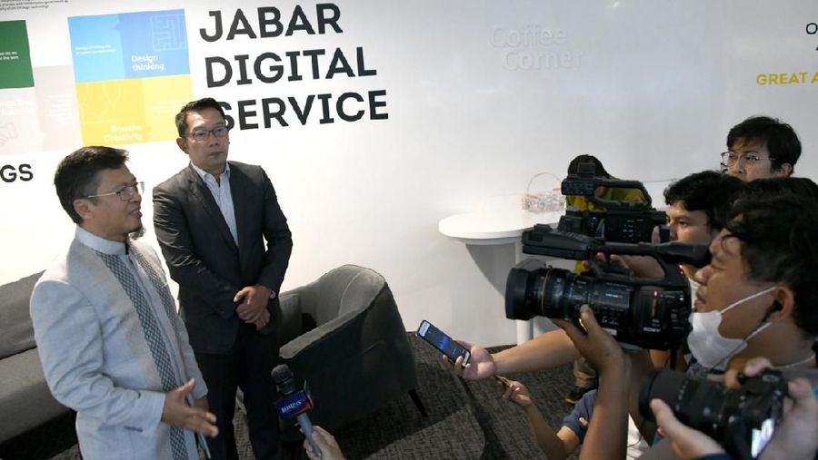 Gubernur Jawa Barat (Jabar) Ridwan Kamil bersama Aa Gym, mengunjungi Jabar Command Center (JCC) di Gedung Sate, Bandung.