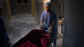 Di Libya hanya ada satu orang dokter ahli bedah jantung yang harus menangani sekitar 1.200 kasus setiap tahun. (AP Photo/Felipe Dana)