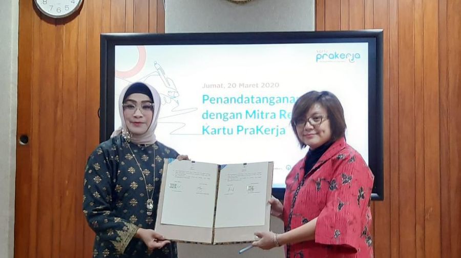 Pemerintah menerbitkan Kartu Pra Kerja sebagai sarana penyaluran dana bagi masyarakat yang belum memiliki pekerjaan tetap.