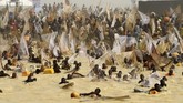 Para nelayan bergegas ke sungai untuk menangkap ikan dalam festival Argungu di negara bagian Kebbi, Nigeria, pertengahan Mart lalu. (AFP/Pius Utomi Ekpei)