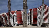 Seorang pemuda beristirahat di kursi, saat penutupan pantai di Tel Aviv, Israel. (AP/Oded Balilty)