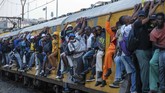 Penumpang berhimpitan di kereta api di Soweto, Afrika Selatan, pertengahan Maret lalu. (AP/Themba Hadebe)